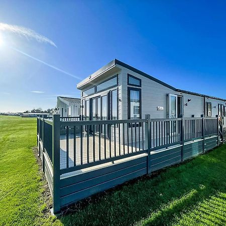 Stunning Caravan With Full Sea Views At Broadland Sands In Suffolk Ref 20236Bs Hopton on Sea Εξωτερικό φωτογραφία