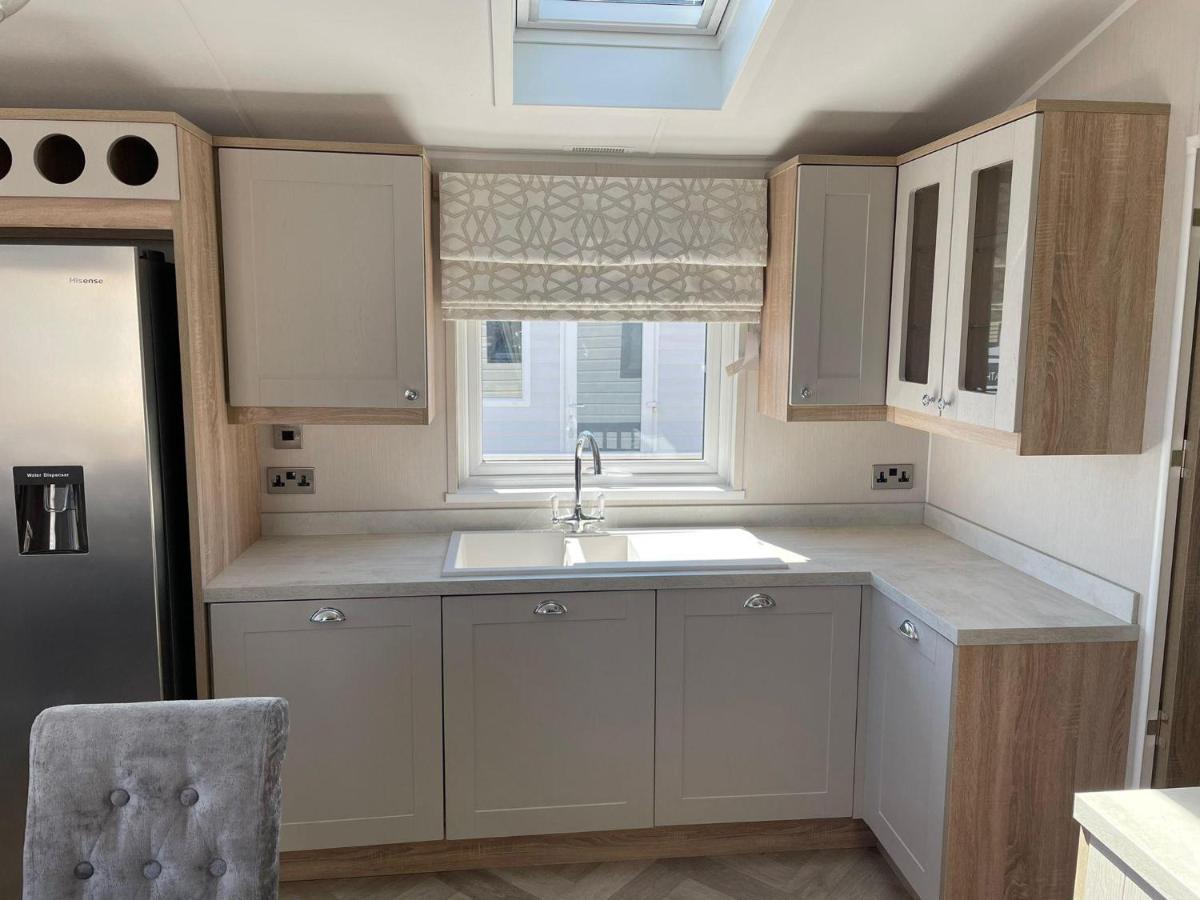 Stunning Caravan With Full Sea Views At Broadland Sands In Suffolk Ref 20236Bs Hopton on Sea Εξωτερικό φωτογραφία
