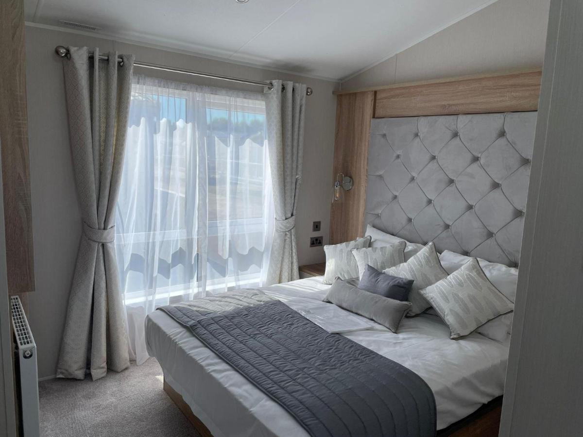 Stunning Caravan With Full Sea Views At Broadland Sands In Suffolk Ref 20236Bs Hopton on Sea Εξωτερικό φωτογραφία