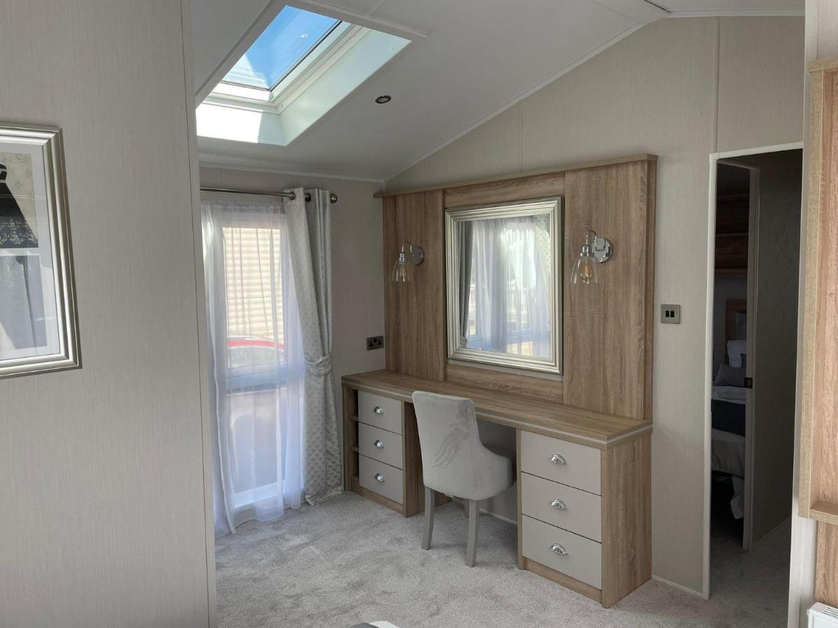Stunning Caravan With Full Sea Views At Broadland Sands In Suffolk Ref 20236Bs Hopton on Sea Εξωτερικό φωτογραφία