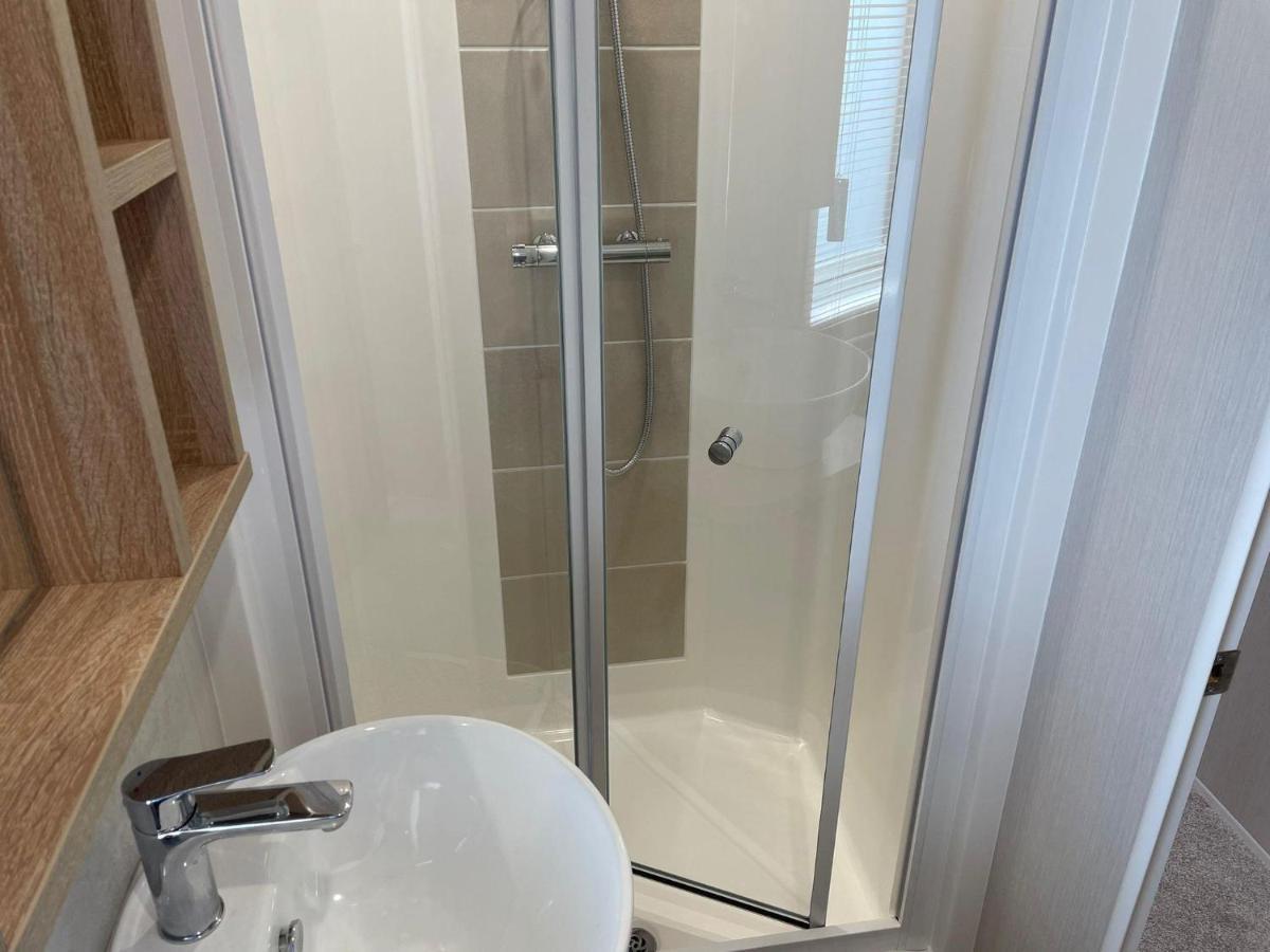 Stunning Caravan With Full Sea Views At Broadland Sands In Suffolk Ref 20236Bs Hopton on Sea Εξωτερικό φωτογραφία