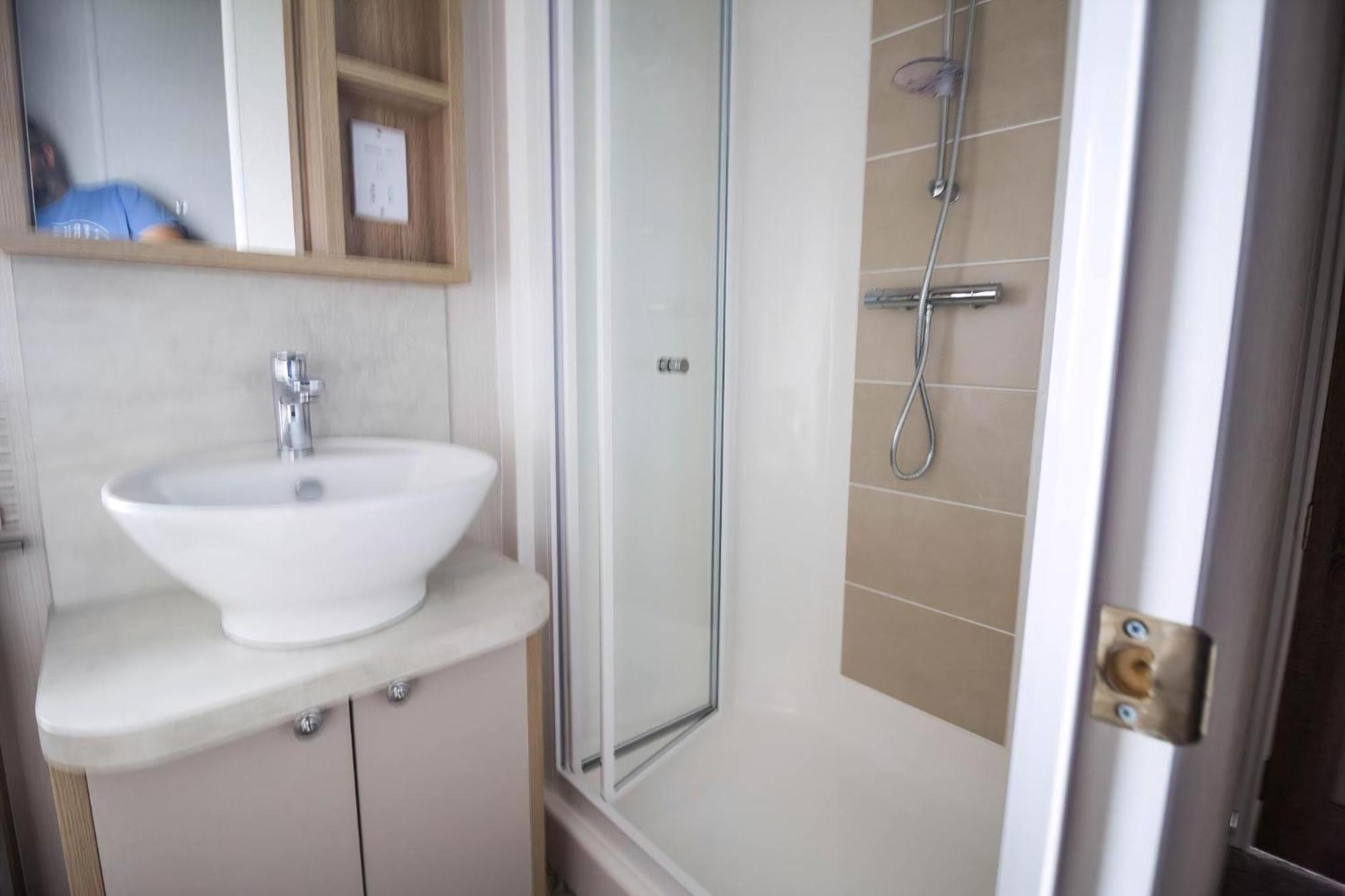 Stunning Caravan With Full Sea Views At Broadland Sands In Suffolk Ref 20236Bs Hopton on Sea Εξωτερικό φωτογραφία