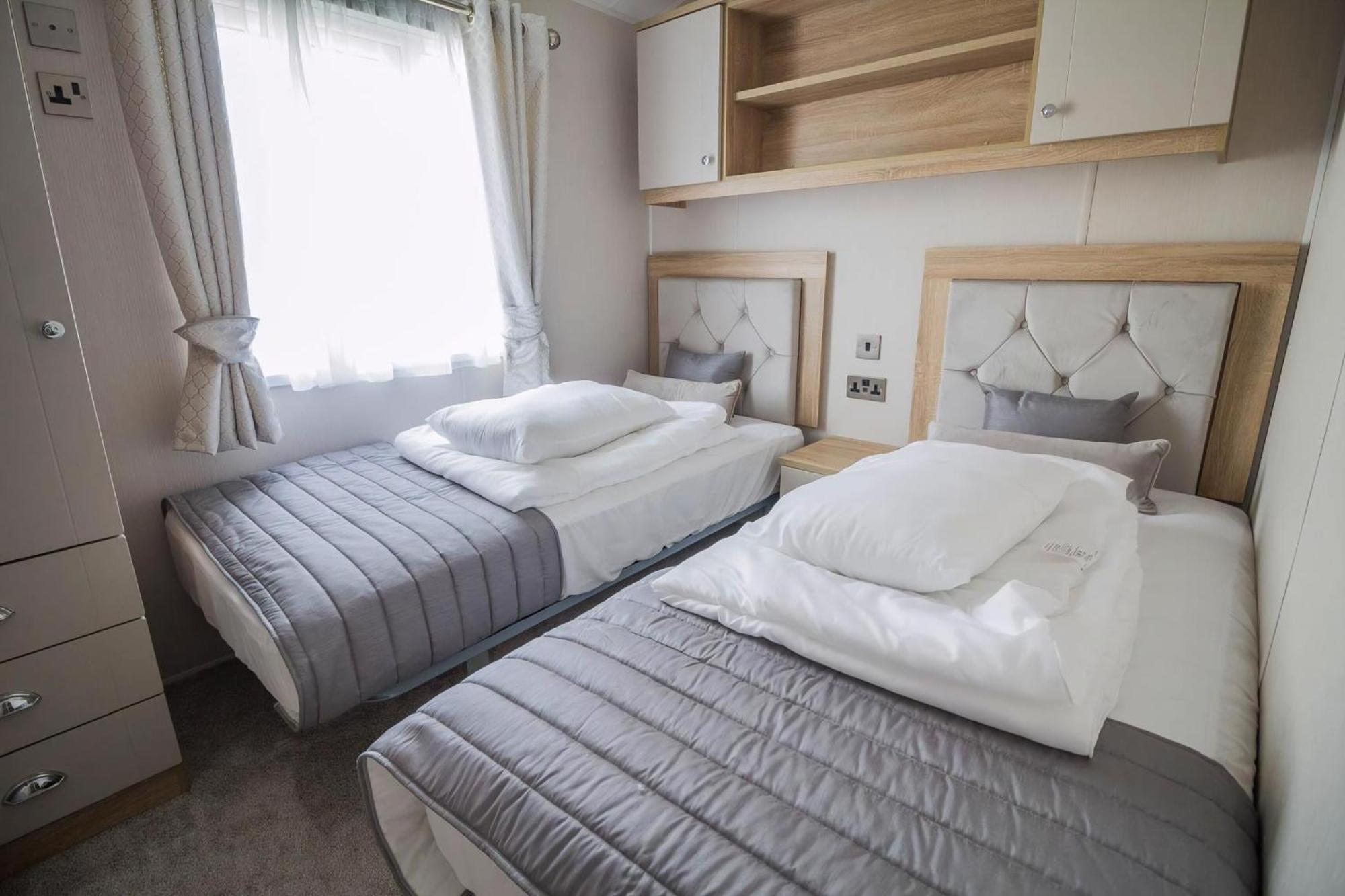 Stunning Caravan With Full Sea Views At Broadland Sands In Suffolk Ref 20236Bs Hopton on Sea Εξωτερικό φωτογραφία
