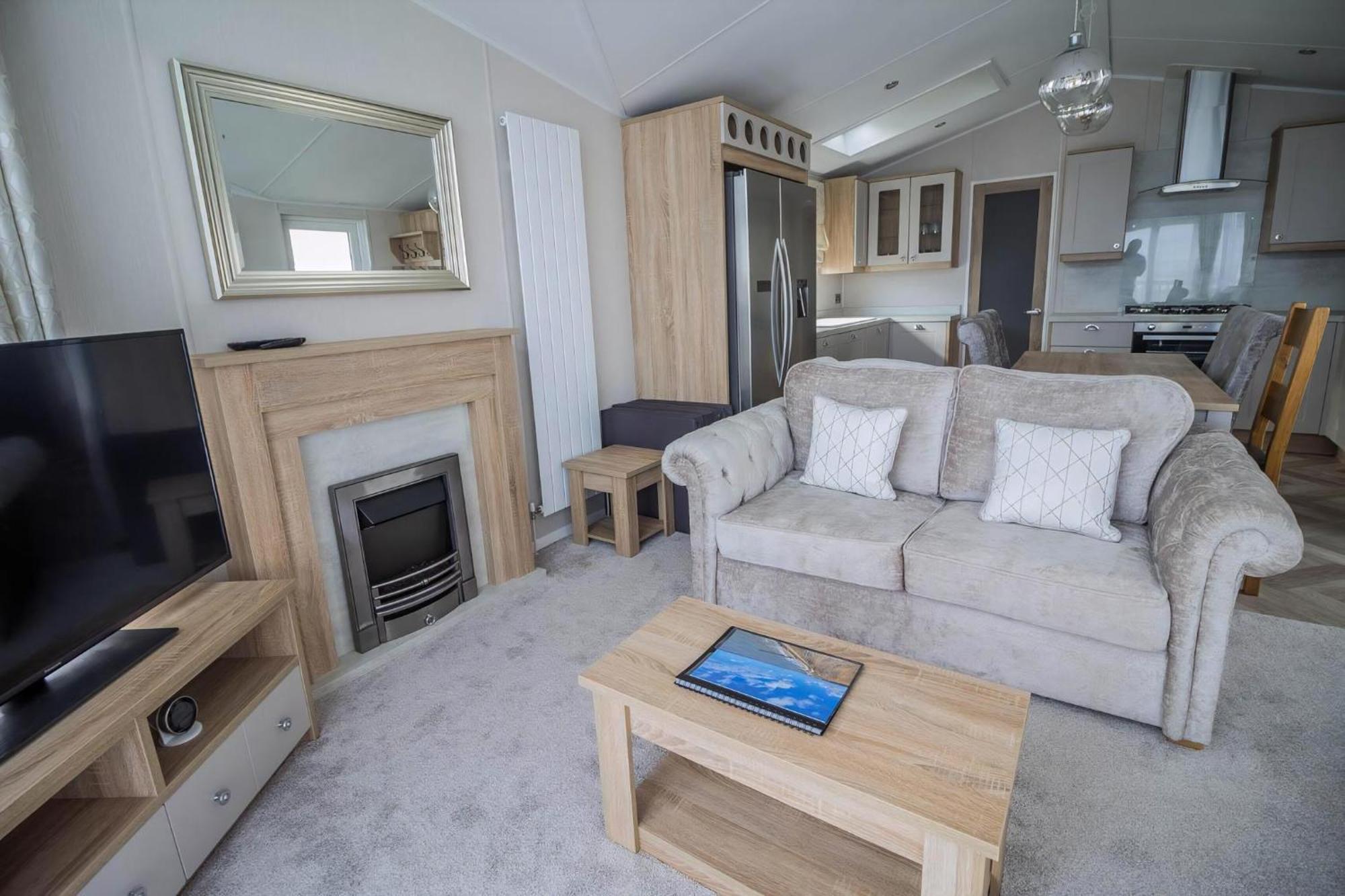 Stunning Caravan With Full Sea Views At Broadland Sands In Suffolk Ref 20236Bs Hopton on Sea Εξωτερικό φωτογραφία